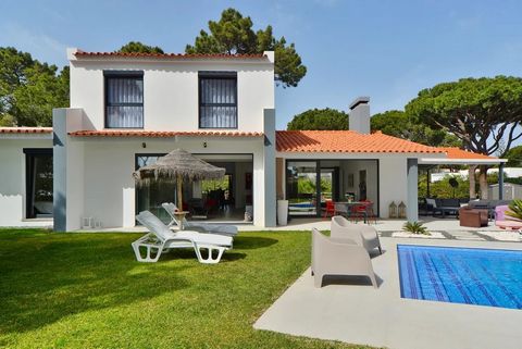 Refurbished villa with four bedrooms, four bathrooms, inserted in a large plot with swimming pool. Very quiet location just 20 minutes walk from the marina or beach. The property has been recently renovated using only high quality materials. Ground f...