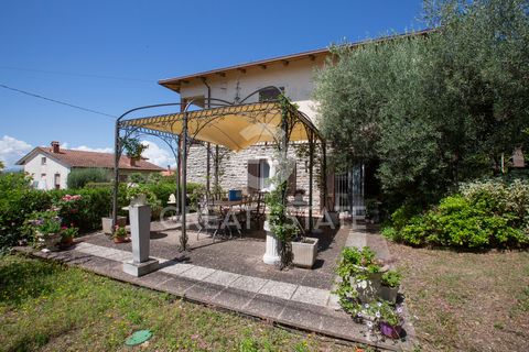 Die in den 1970er Jahren erbaute und im Jahr 2000 renovierte Villa verfügt über repräsentative traditionelle und moderne Elemente, mit Fassaden aus Stein und Terrakotta-Ziegeln, die ihr gleichzeitig ein rustikales und elegantes Aussehen verleihen. Da...