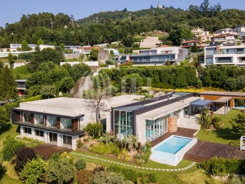 Maison 5 pièces, de 1175 m2 de surface brute de construction, insérée sur une parcelle de terrain de 4930 m2, avec piscines intérieure et extérieure chauffées, jardin, annexe et garage, à Encosta da Penha, Guimarães, district de Braga. Cette propriét...