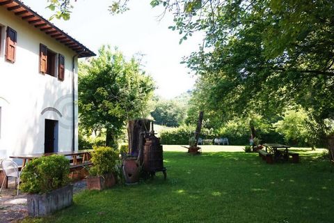 Das Anwesen ist ein kleines Paradies, ideal zum Entspannen und Erholen. Es liegt mitten im Grünen in absoluter Alleinlage, im Herzen der Toskana, mit Blick auf die faszinierenden 'Balzen'. Die Villa strahlt ein sehr kinderfreundliches Ambiente aus. E...