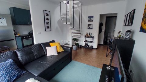 This apartment is located on the top floor of a building on Porto's well-known Rua das Artes. Although it doesn't have a garage, there are several parking lots nearby with the option of monthly pick-ups. The surrounding area is served by public trans...