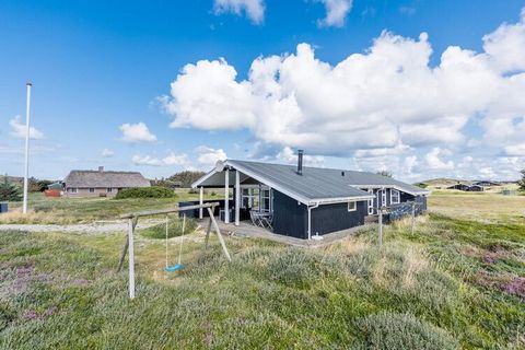 Le chalet est situé au bord de la mer du Nord sur un grand terrain naturel et jusqu'à une grande aire de loisirs et un chemin vers la mer. Le gîte dispose d'une grande et pratique cuisine qui est en communication ouverte avec un grand séjour lumineux...