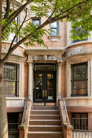 This Park Slope floor-through is a rare opportunity located on a prime, tree-lined street in Center Park Slope. A flex three-bedroom 1 bath with private outdoor space, it features many original details including tin ceilings, exposed-brick walls, 2 d...