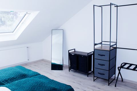 Willkommen in Ihrem neuen Zuhause! Diese frisch sanierte Dachgeschosswohnung bietet Ihnen den perfekten Ort zum Entspannen und Leben. Mit einem Schlafzimmer, einem gemütlichen Wohnzimmer und einer voll ausgestatteten Küche ist alles für Ihr Wohlbefin...