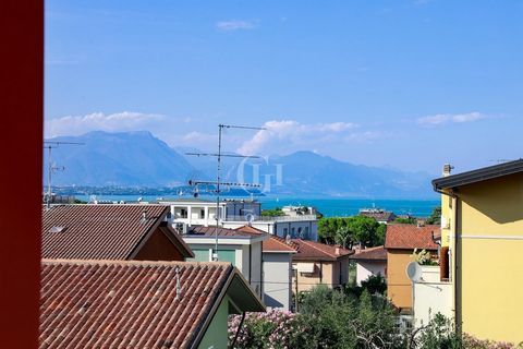 We offer for sale an exclusive three-room apartment with a beautiful lake view, located in the center of Desenzano del Garda. The property is located on the second floor of an elegant building served by elevator and composed of a few units, a few ste...