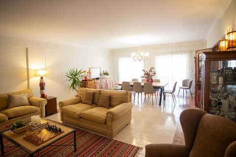 Apartamento T4 na Alameda da Guia, Cascais: Elegância e Sofisticação junto ao Mar Imagine-se a viver num dos locais mais cobiçados de Cascais, na prestigiada Alameda da Guia, onde a sofisticação e o charme se encontram a poucos minutos do mar. Este m...