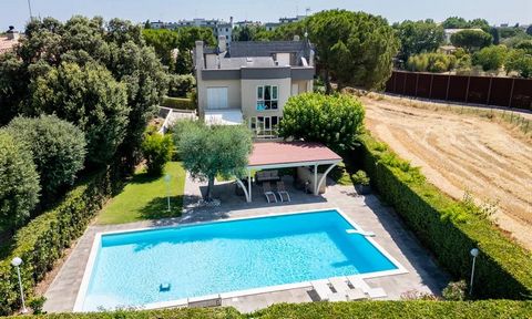 Diese bemerkenswerte Einfamilienvilla liegt im Herzen von Fano, Italien, und verfügt über ein entzückendes modernes Design, das sich durch Beige- und Sepiabrauntöne in der Fassade auszeichnet. Mit den hochwertigsten Markenausstattungen in wichtigen a...