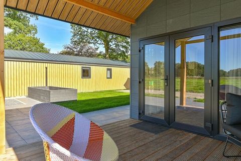 U verblijft in een prachtig chalet aan de rand van het vakantiepark waardoor u vrij uitzicht heeft. De accommodatie dankt haar moderne uitstraling door het gebruik van natuurlijke materialen en een strak ontwerp. Deze lijn zet zich voort zodra u het ...