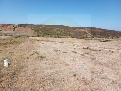 Este terreno rústico de 20.606 m² está situado na pitoresca freguesia de Figueira, em Vila do Bispo. Oferece um espaço amplo e versátil com uma leve inclinação, ideal para quem busca um ambiente natural e encantador na região algarvia. A apenas 5 min...