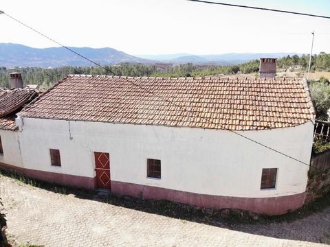 Dorfhaus aus Stein mit Nebengebäuden zum Renovieren in einem freundlichen und ruhigen Dorf. Das Haus besteht aus einer Eingangshalle, 6 Zimmern, einer Küche mit Kamin und einem großen Dachboden. Es verfügt über 2 Nebengebäude, die Sie an das Haus ans...