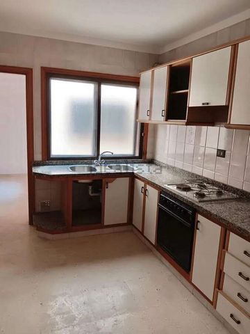 This spacious 131 m² apartment is located in a central area of Los Realejos, with an estimated market value of 140,000 euros. The property features 3 bedrooms, 2 full bathrooms, a functional kitchen, and a large living-dining room with direct access ...