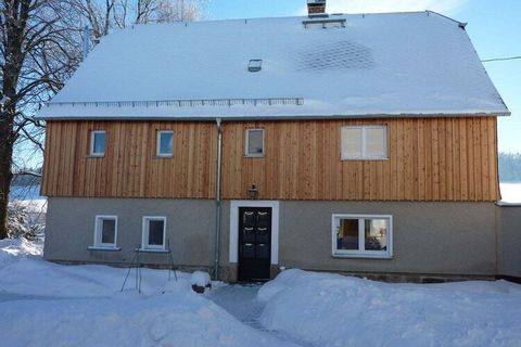 Appartement de vacances avec garantie de bien-être pour 3+3 personnes. Maison de vacances aménagée de façon moderne avec pièce en rondins et cheminée entre l'Erzgebirge et le Vogtland.