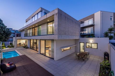 Description T5 luxury villa with pool Located in Lavra, Matosinhos Built in 2024, with excellent quality materials, this property radiates sophistication and refinement in every detail. Located in an urbanization that has been constantly revalued in ...