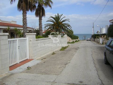 Nel meraviglioso villaggio di Monticelli, proponiamo in vendita villa a piano terra a soli 100 metri dal mare. La villa si compone di ampio giardino, luminosa veranda, ingresso soggiorno con caminetto, cucinino, due camere da letto e bagno. All' este...