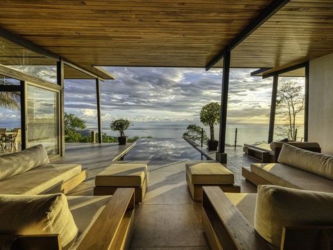 Dieses prächtige Haus mit 5 Schlafzimmern befindet sich oberhalb des angesehenen Whales Tail National Park in Uvita, Costa Rica, und bietet Ausblicke, die die Pracht von Big Sur in Kalifornien und den Charme der französischen Riviera widerspiegeln. D...