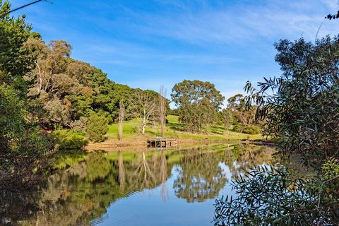 Met alle betovering van het Europese platteland en toch op een steenworp afstand van het prachtige South Beach van Mt Martha, biedt deze architectonische boerderij met zwembad, tennisbaan, fruitboomgaard en stalcomplex een sprookjesachtige levensstij...