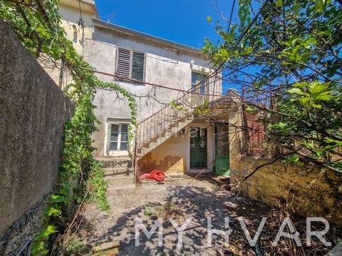 Nestled in the oldest part of Jelsa, this semidetached stone house offers a rare opportunity to own a piece of the town's rich history. Surrounded by charming stone houses, the property is just a peaceful 2-minute walk from the vibrant town center, y...