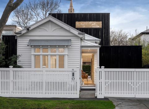 Reimagining Edwardian grace with cutting-edge contemporary design, this award-winning architectural transformation celebrates the home’s historic origins and blue-chip location while presenting the utmost in contemporary indoor/outdoor family liveabi...