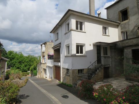 Maison de village lumineuse de 3 chambres, avec terrasse et balcon à 25 minutes de Brive. Cette maison vous offre environ 76 m² habitables avec deux extérieurs et un accès à pied aux commodités. . Au rez-de-chaussée, un hall dessert un séjour de 25 m...