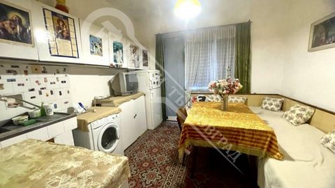 L'agenzia immobiliare 'Imoti Tarnovgrad' vi offre un appartamento con tre camere da letto nella città di Veliko Tarnovo. Gorna Oryahovitsa, centro ideale. L'appartamento ha una superficie di 90 mq. distribuiti tra una spaziosa cucina, un soggiorno, d...