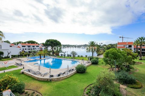 Atemberaubende Wohnung mit Panoramablick auf den See in Quinta do Lago. Dieser komfortable und elegante Raum bietet ein einzigartiges Erlebnis von Komfort und Ruhe am Wasser. Ein großes Schlafzimmer bietet Platz zum Entspannen, während das Wohnzimmer...