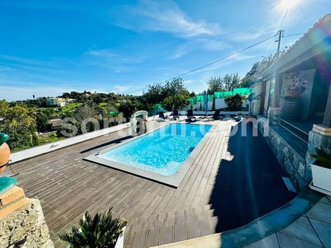 Excellente villa Individuelle de deux chambres plus trois autre ajoutées, avec piscine, à Loulé ! Maison traditionnelle, pleine de caractère et entièrement rénovée sans perdre ses origines, dispose, au rez-de-chaussée, d´un grand salon et salle à man...