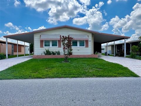 ABSOLUUT SCHATTIG huis met 2 slaapkamers en 2 badkamers in de zeer gewilde 55+ gemeenschap van Foxwood Lake Estates, waar u het land bezit! VOLLEDIG GEMEUBILEERD en instapklaar en op slechts een korte loopafstand van alles wat deze actieve gemeenscha...