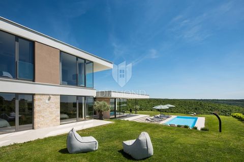 Istria, Novigrad Just a few minutes' easy drive from the city of Novigrad, the sea and beautiful beaches, located in an extremely quiet location, is this modern villa with a panoramic view of the sea! The villa is located on a plot of land with an ar...