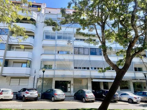 *English version bellow* 2 bedroom apartment on Av. Infante Dom Henrique, Cascais 2 + 1 bedroom apartment (storage space that was incorporated into the apartment), with 80m2 of area, 87m2 in total, located on the prestigious Avenida Infante Dom Henri...