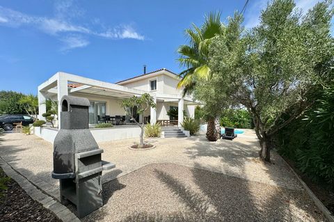 Belle maison de 168m² à AIMARGUES : un havre de paix à saisir! Situé dans une impasse calme et paisible cette magnifique maison de 168 m² est une véritable perle rare sur le marché.Niché sur un terrain spacieux de 655 m²,elle offre intimité et confor...