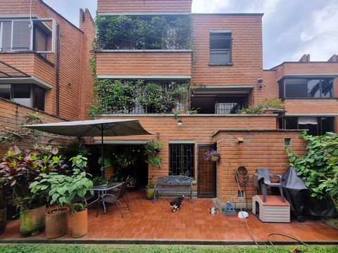 Cette belle maison avec 3 chambres et 3 salles de bains et chambre de bonne avec salle de bain est située, avec une superficie de terrain de 250 M2 et une surface construite de 220 M2. Idéal pour ceux qui recherchent un endroit confortable et spacieu...