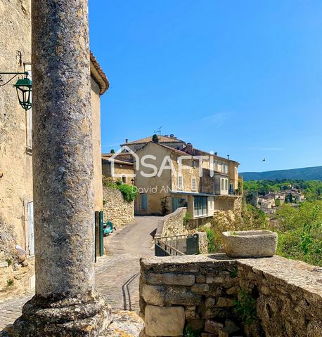 Dans l'un des plus beaux villages de Provence, à Ménerbes, je vous propose cette belle maison ancienne d'une superficie de 155m2 environ, sur 3 niveaux. Rdc : l'espace de vie s'ouvre sur un salon, salle à manger, cuisine le tout baigné de lumière app...