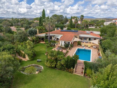 Cette généreuse villa familiale de 3+1 chambres est entourée de superbes jardins paysagers avec des arbres matures, une vaste pelouse et un étang à poissons. La villa a été méticuleusement entretenue et améliorée au fil des ans. L'extérieur de la pro...