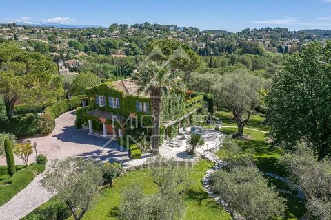 Casa senhorial em pleno parque paisagístico com olival e jardim japonês, com piscina e cozinha de verão, composta por uma bastida principal de charme intemporal com sala de bilhar, escritório com painéis de madeira, bem como uma sala de estar e janta...