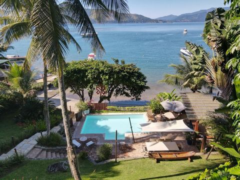 Wonderful mansion on the sand in the luxurious neighborhood of Mombasa, in Angra dos Reis-RJ Beautiful beach in front, with the crystal clear water of the Mombasa neighborhood. Swimming pool. Complete Gourmet Area. Ramp with boat space and covered je...