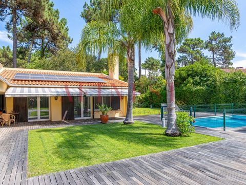 Villa de 3 chambres avec piscine, située sur un terrain de 1 040m2 à Herdade da Aroeira, Avec 1 étage, un garage, un jardin et une piscine, la villa dispose des divisions suivantes : Salon de 30m2 avec coin repas de 17,5m2 Cuisine entièrement équipée...