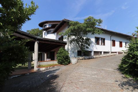 For sale in Montabone in the province of Asti in the hills and vineyards of Asti, there is this splendid property. The building, on several floors, boasts a total area of 1,250 square meters, distributed between a large manor house and a further 3 in...