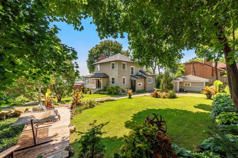 Découvrez un lieu de vie unique mariant le charme de la campagne avec la commodité urbaine. Cette magnifique demeure privée vous accueille avec un vaste jardin luxuriant de plus de 13 000 pi², véritable havre de paix où nature et tranquillité s'harmo...