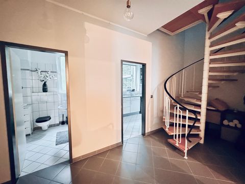 Willkommen in Ihrer neuen Maisonette-Wohnung direkt am Wehrhahn! Diese geräumige 120 m² große Wohnung bietet alles, was Sie zum komfortablen Wohnen in Düsseldorf brauchen. Lichtdurchflutet, voll möbliert und in bester Lage - einziehen und wohlfühlen,...