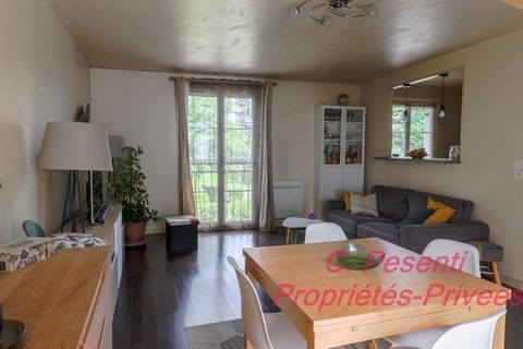 Emerainville 77184 : Appartement Duplex au 1er et dernier étage, type F3 de 64m² avec une terrasse de 16 m². Prix de vente 240 000 euros honoraires charge vendeur. Appartement très lumineux au 1er étage dans une résidence sécurisée, comprenant : une ...