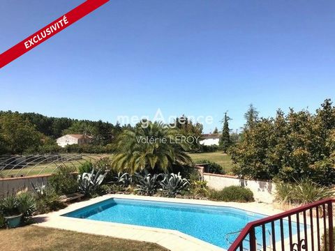 Exclusivité megAgence ! Belle maison avec piscine sur jardin arboré de près de 1400 m² ! Venez poser vos valises dans cette jolie maison aux prestations exceptionnelles à 5 minutes de Marmande avec vue imprenable ! Grande entrée donnant sur un spacie...