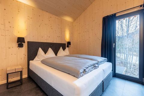 Deze vrijstaande, luxe wellness villa's van het type chalet, staan in het Oostenrijkse Biberwier, aan de voet van Duitslands hoogste berg, de Zugspitze. De chalet-villa's staan op het kleinschalige vakantiepark Alpenchalets Biberwier dat eind 2021 we...