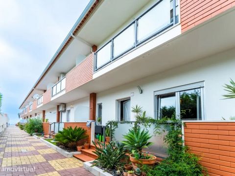 Cette villa, en excellent état, se trouve dans un emplacement privilégié, où il est possible d’avoir une vue unique sur le coucher de soleil et sur la plage de Nazaré. Intégrée dans une communauté fermée avec piscine, au sommet de Pederneira, la vill...