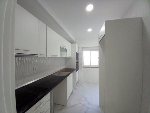 3-room apartment located in the central area of Cruz de Pau, with access to several commercial spaces and public services. Good and quick access to the A2 and A33 motorways. Apartment sold completely refurbished, with new kitchen made to measure and ...