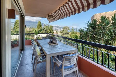 Plateau du Cap Martin, secteur prisé, résidence de standing, proche Monaco, appartement 2 pièces d’angle de 54 m² et terrasse de 23 m2, entièrement rénové avec goût, aux finitions de haute qualité, offrant calme et sérénité, vue mer, vue collines ver...