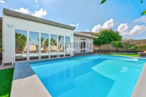 Magnificent villa in a very quiet residential located in one of the most sought-after residential areas of Costa Adeje, in an excellent location, close to the Costa Adeje school, X-sur shopping center and all the necessary services and with excellent...