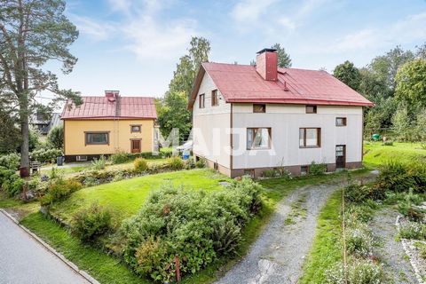 Deze woning is in de loop der jaren van binnen ingrijpend gerenoveerd, maar nu is het de beurt aan de buitendelen en het souterrain. De woning is ook geschikt voor een groter gezin of als woning voor twee generaties. In het idyllische huis uit de jar...