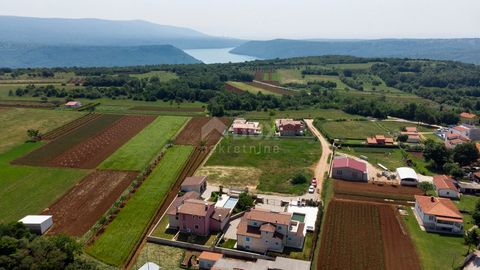 ISTRIA, BARBAN - Działka budowlana w spokojnej okolicy! Pośredniczymy w sprzedaży pięknej działki budowlanej w spokojnej okolicy. Na terenie gminy Barban, w jednym miasteczku, znajdują się trzy działki budowlane o regularnym kształcie, ładnej powierz...