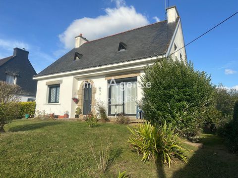 Au cœur de la commune de Kerfourn, à 15 minutes de la ville de Pontivy, agréable maison à vivre de près de 70m² sur un jolie terrain de près de 700m². Elle vous accueille au rez-de-chaussée : cuisine récente toute équipée ouverte sur une salle de séj...