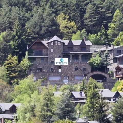 Welkom in het vastgoedparadijs van Andorra! Wij presenteren u een juweel van onroerend goed in Sispony - La Massana dat u niet onverschillig zal laten. Gelegen in de exclusieve woonwijk Sispony, biedt deze villa u de hele dag zon en een prachtig uitz...